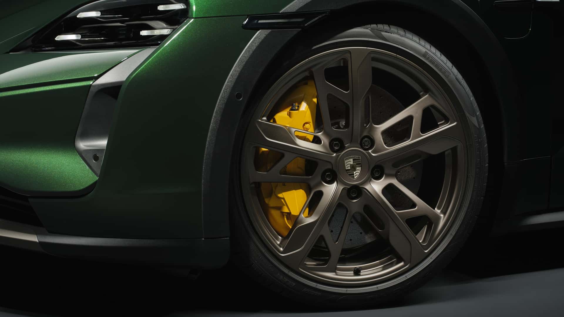 https://cdn.motor1.com/images/mgl/G3WM88/s1/porsche-taycan-cross-turismo-2024.jpg