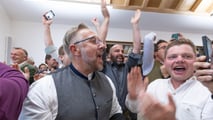 Jubel bei den Befürwortern des BMW-Werks in Straßkirchen und Irlbach