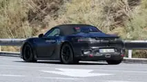 Porsche 718 Boxster elettrica, le foto spia coi fari di serie