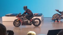 Die Ducati mit Festkörperakku ist bereits fahrfähig, wie dieses Bild zeigt