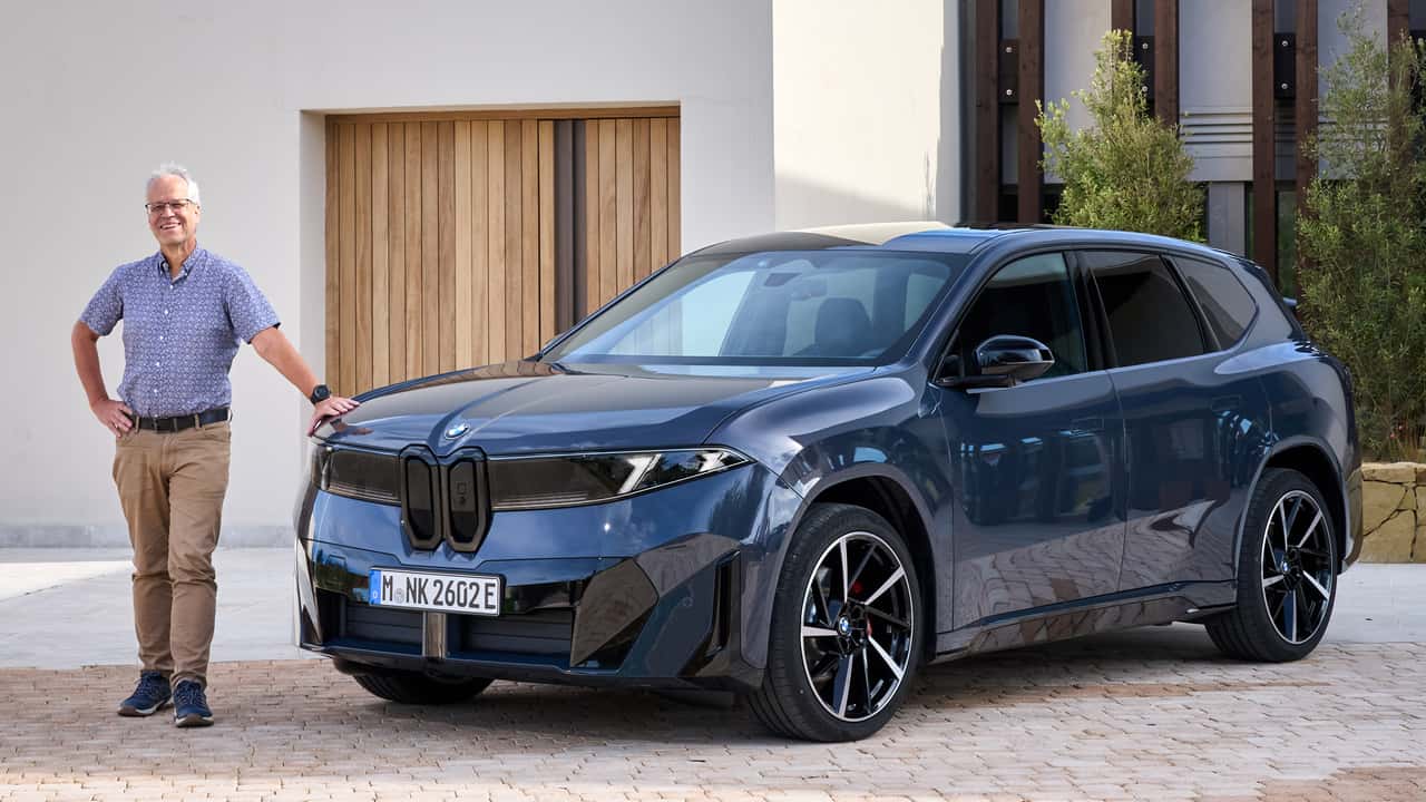 BMW iX3 50xDrive mit Autor Stefan Leichsenring