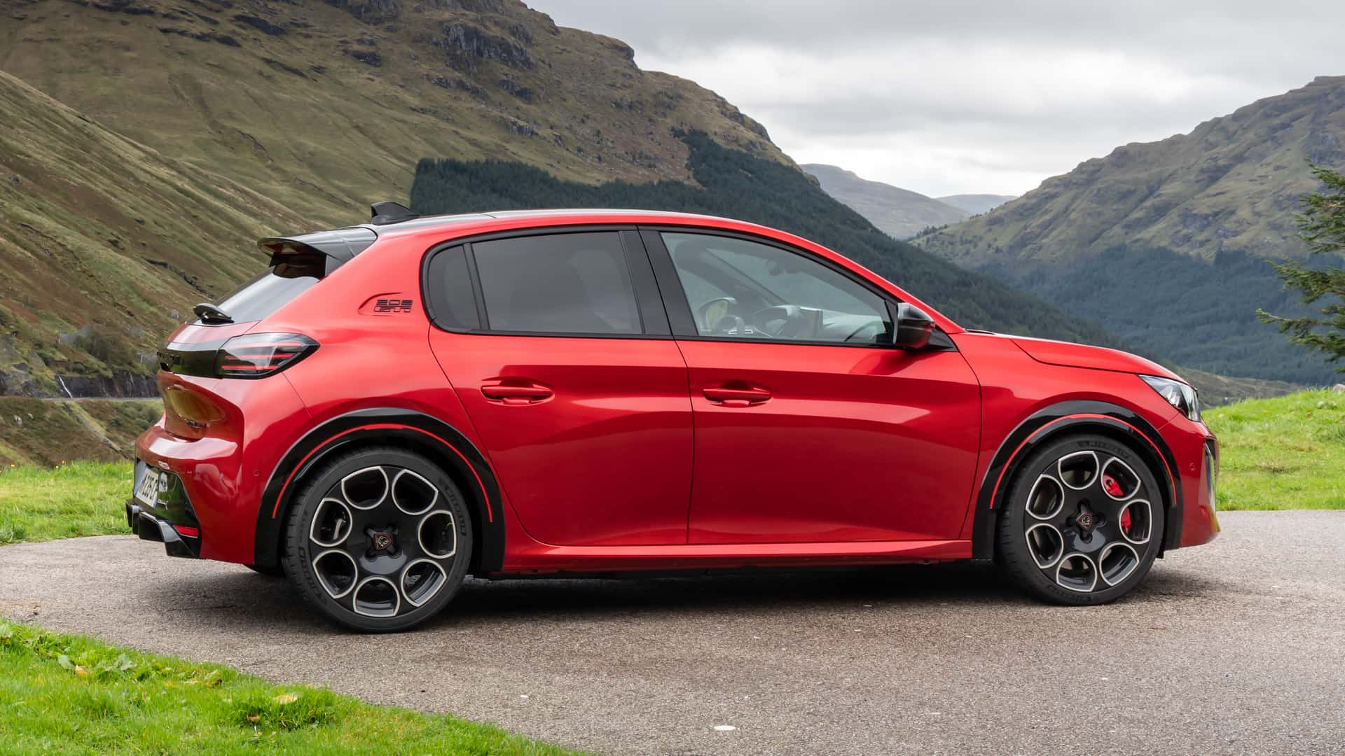 Peugeot e-208 GTi, профиль с 18-дюймовыми дисками
