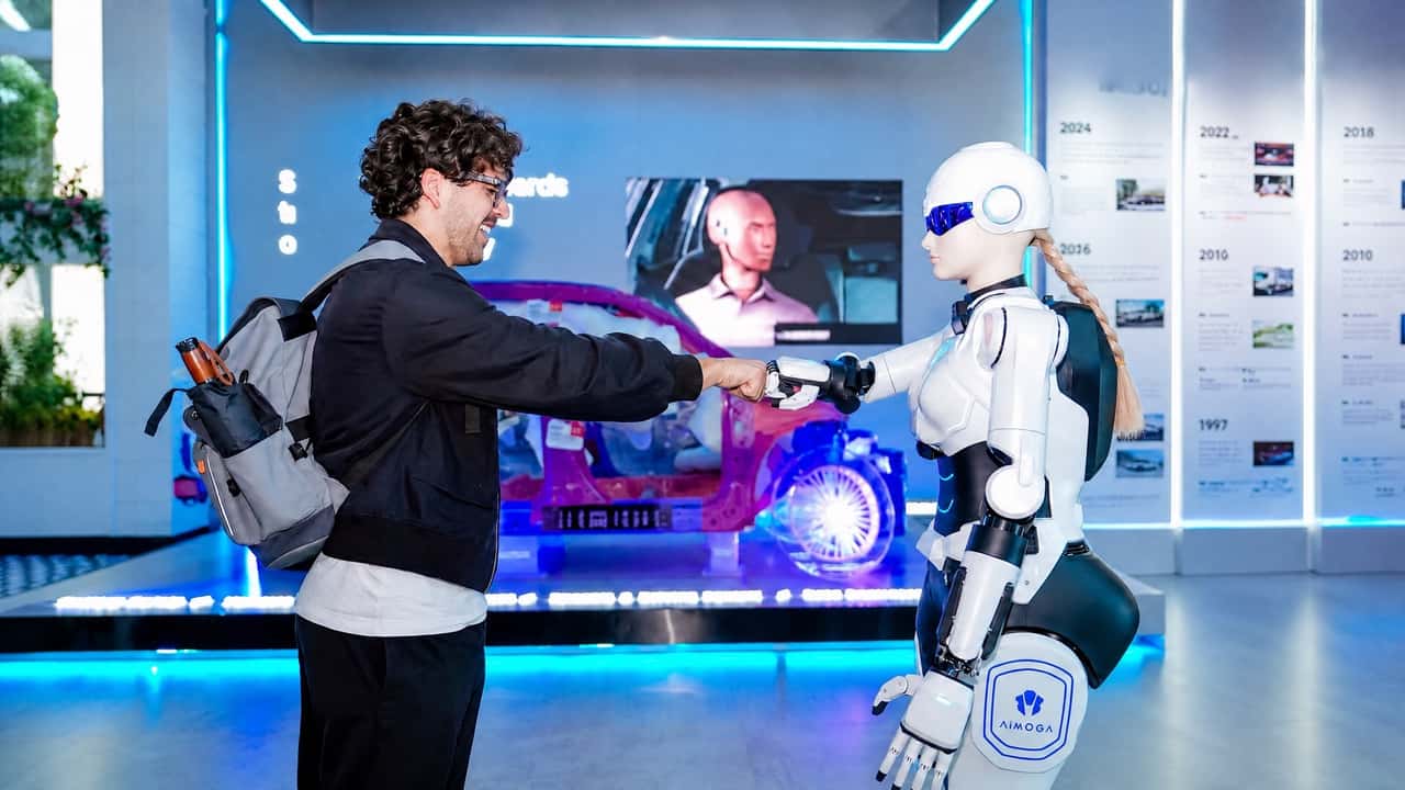 i-robot-entrano-in-casa-chery-porta-mobo-dal-mondo-auto-al-salotto