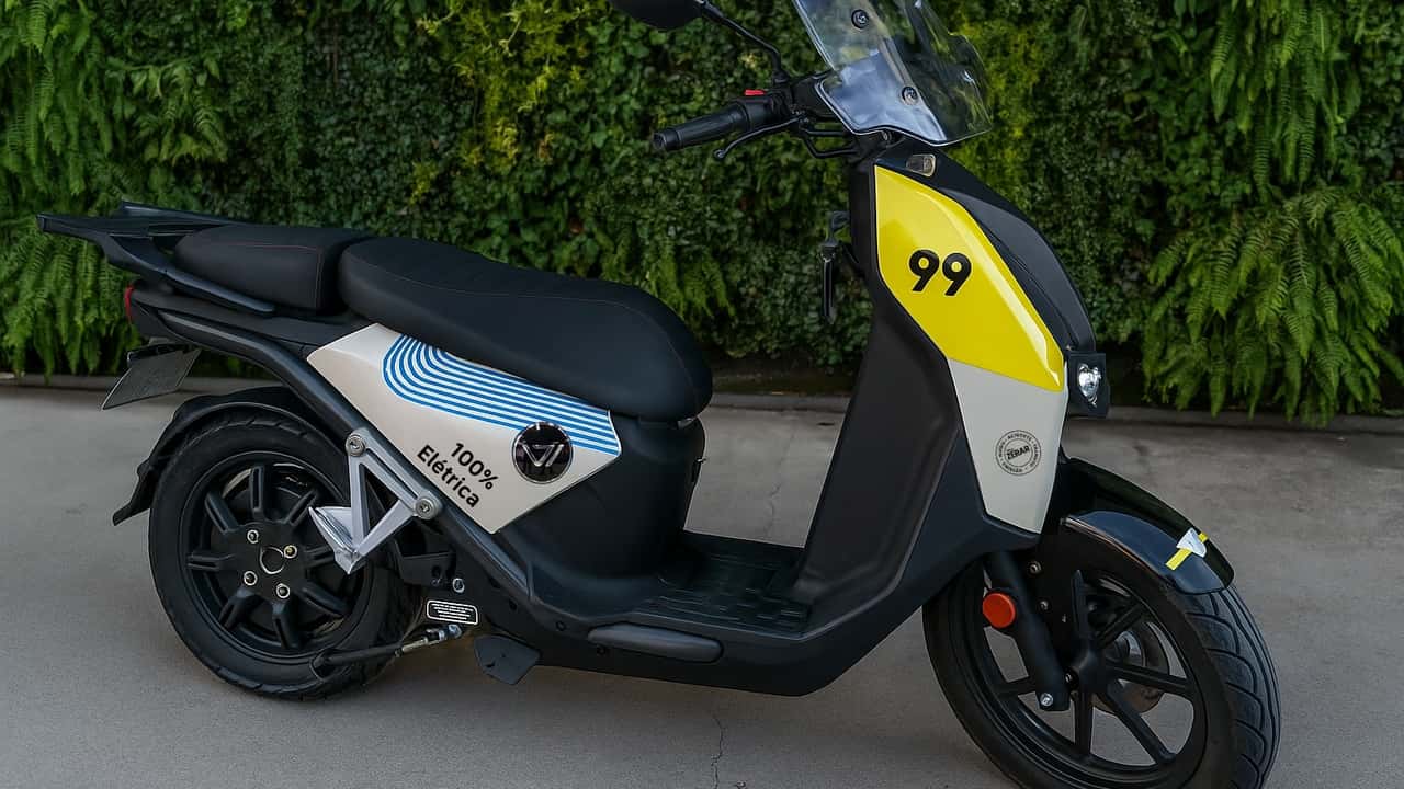 99 e Riba lançam operação com 300 motos elétricas no Brasil