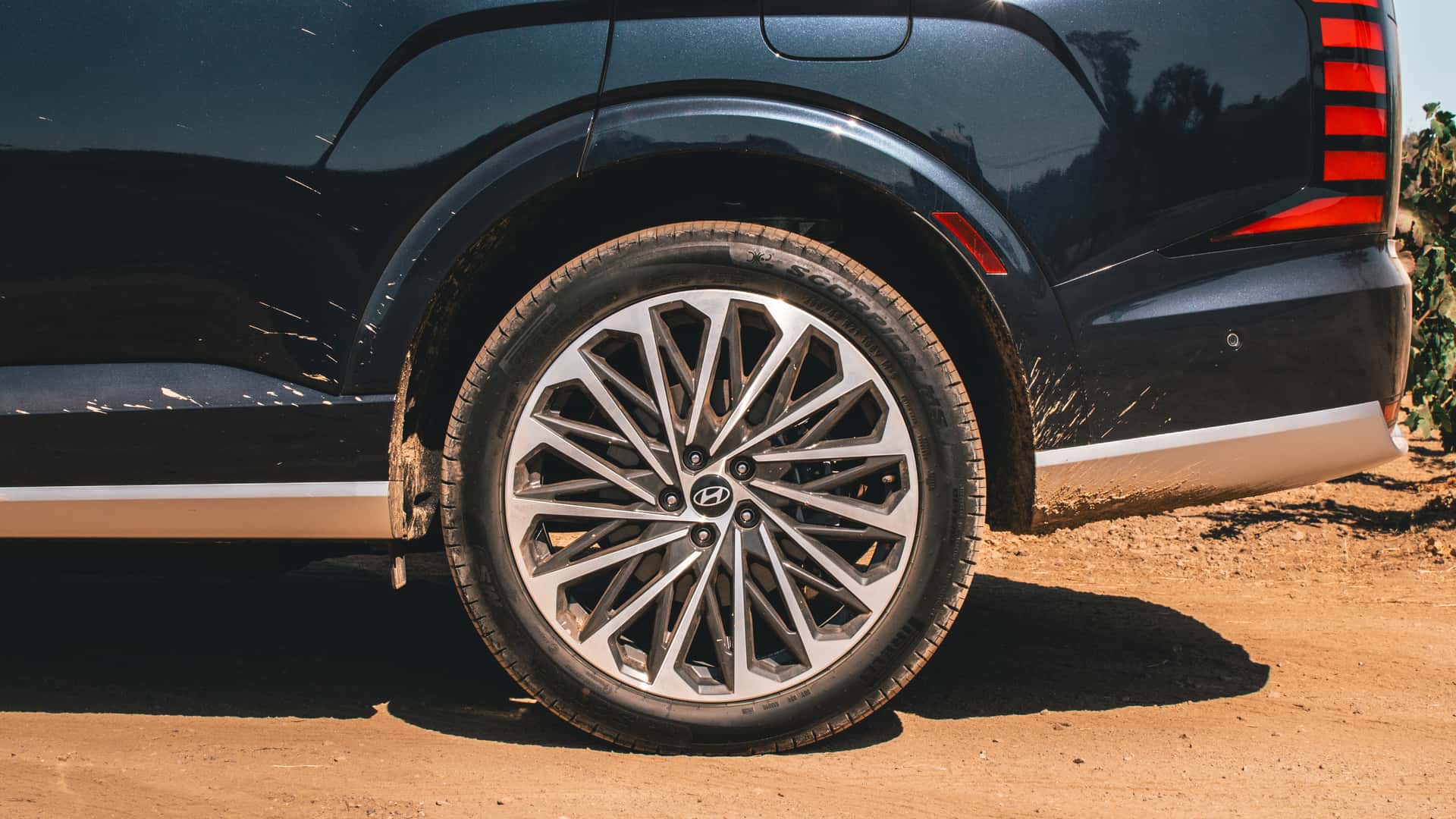 https://cdn.motor1.com/images/mgl/G3eM8J/s1/2026-hyundai-palisade-review.jpg