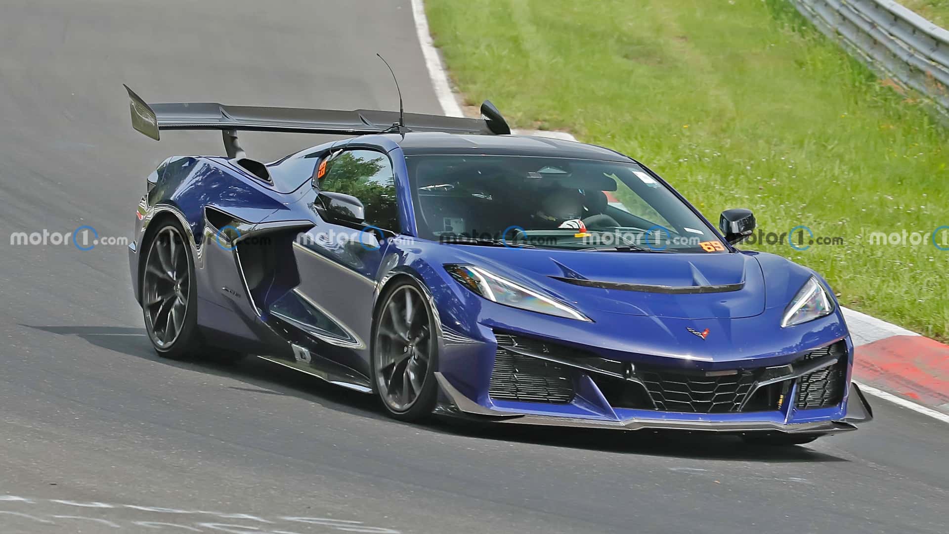 https://cdn.motor1.com/images/mgl/G3eg11/s1/2026-chevrolet-c8-corvette-zora-spy-shots-undisguised-exterior-23.jpg
