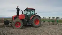 Kubota: trattore M 6-142 e aratro pentavomere in risaia