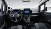 Das neu gestaltete Cockpit der gewerblichen Small Vans von Mercedes mit vergrößertem Display und Multifunktionslenkrad