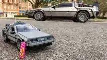 Ritorno al futuro DeLorean Lego angolo anteriore con hoverboard e lato auto reale
