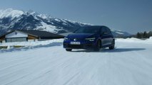 Volkswagen Golf 8 R, di traverso sulla neve