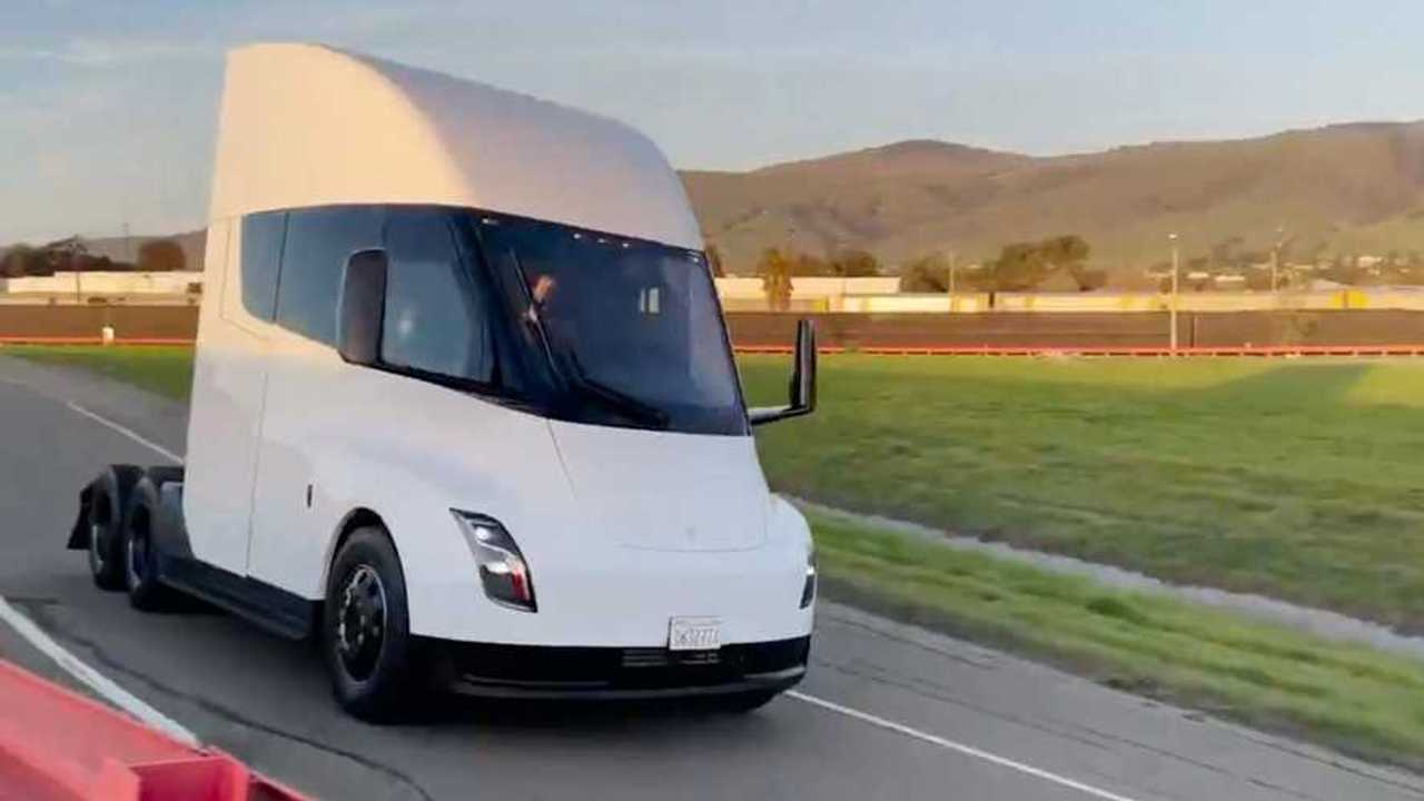 Il Tesla Semi durante i test in circuito