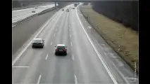 Autobahn: Darf man auf der mittleren Spur fahren, wenn die rechte frei ist?