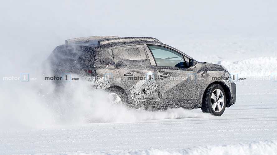 Nuova Dacia Sandero Stepway, le foto spia di traverso sulla neve