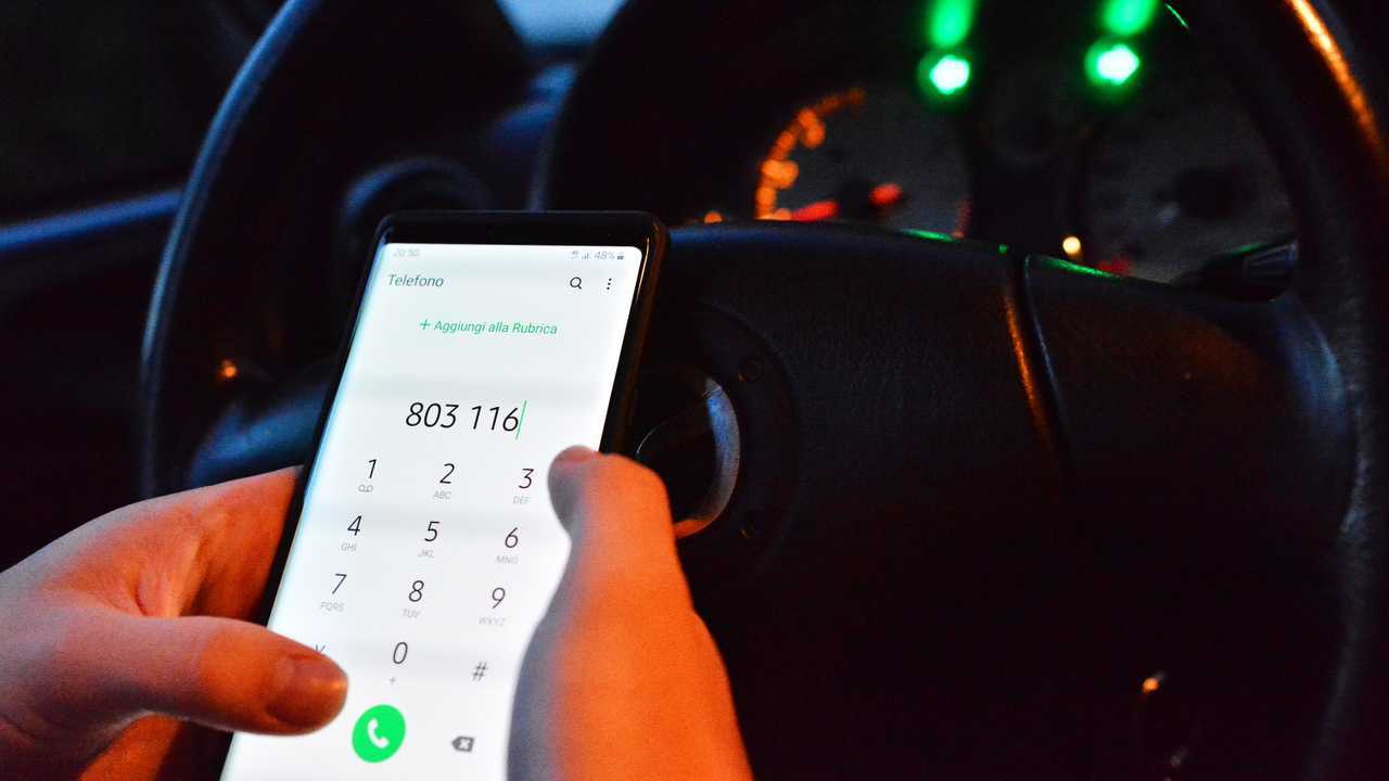 Auto rotta, gomma forata in autostrada