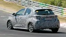 Nuova Toyota Yaris Hybrid, le foto spia