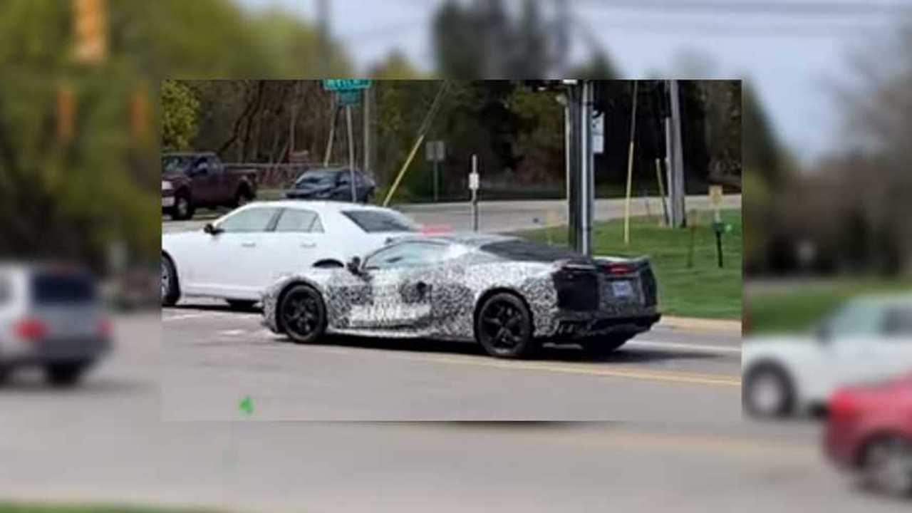 Ortadan motorlu Corvette görüntüleri