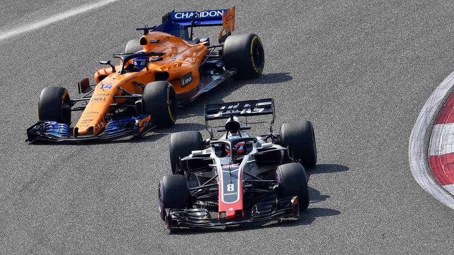 Romain Grosjean, Haas F1 Team VF-18 y Fernando Alonso, McLaren MCL33