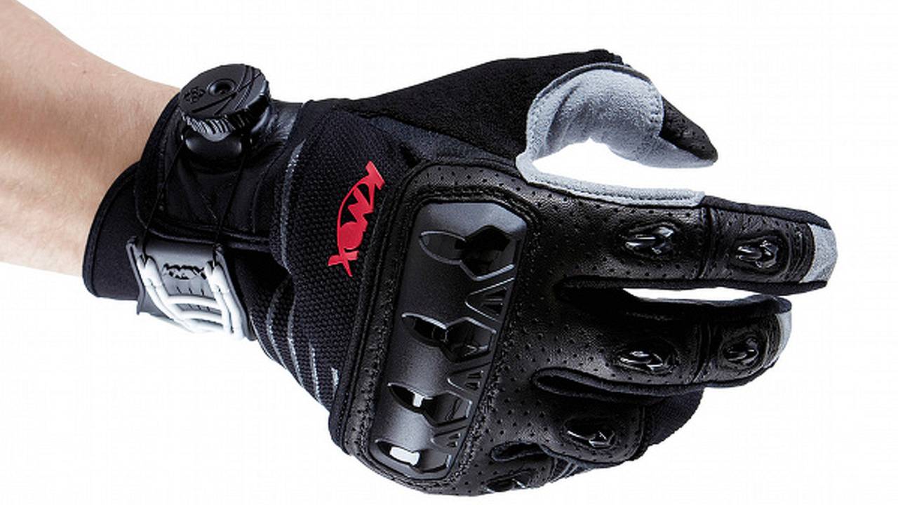 A back protector that grows and dirt gloves with scaphoid protection