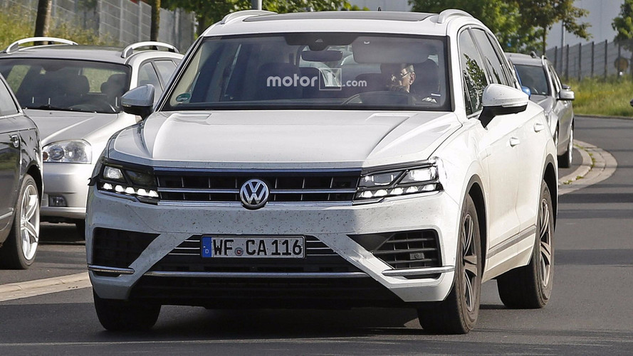2018 VW Touareg spy photo