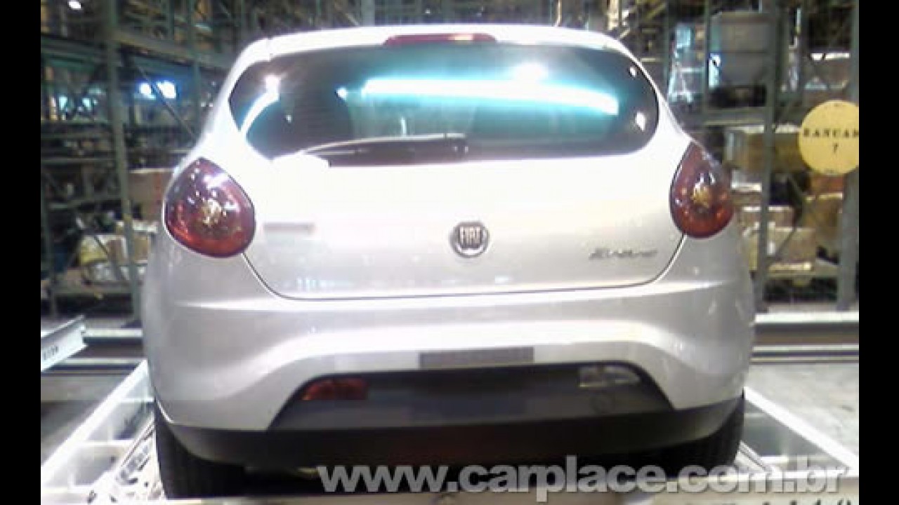 Novo Fiat Bravo já está no Brasil - Novo modelo foi flagrado em aeroporto de SP