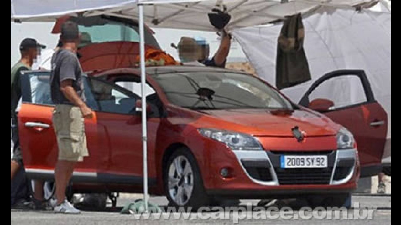Versão de produção da nova geração do Renault Mégane é flagrada sem disfarces