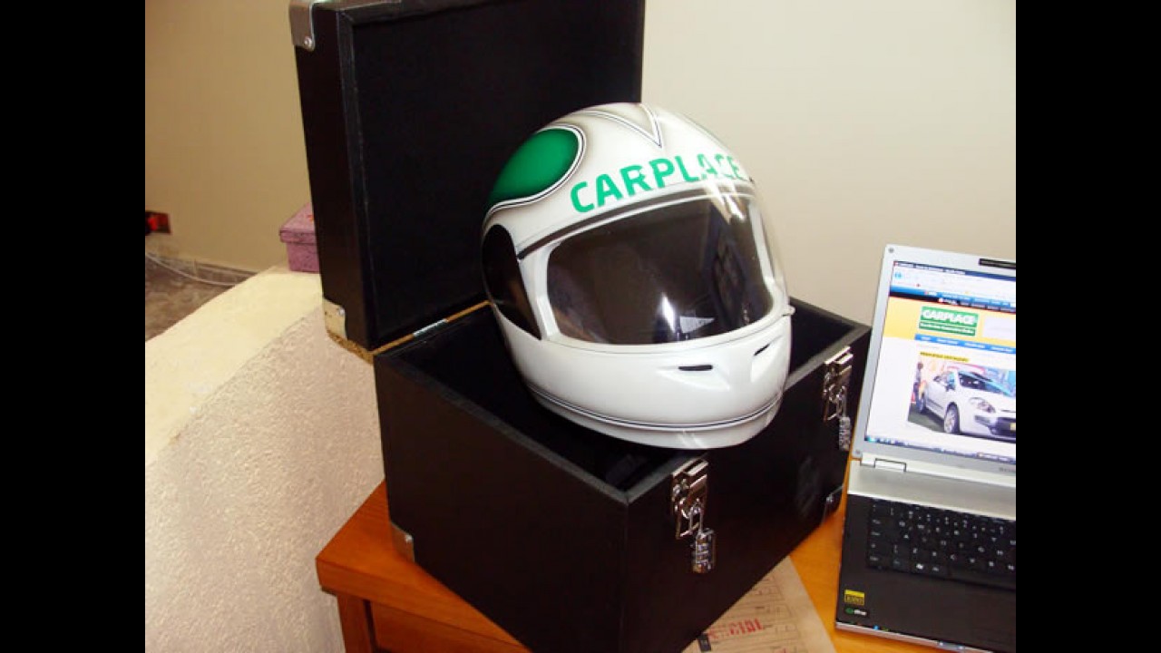 Mistério: CARPLACE ganha um capacete personalizado e convite para desafio!