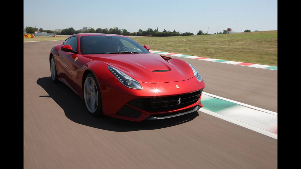 Ferrari F12berlinetta tem novas fotos oficiais divulgadas