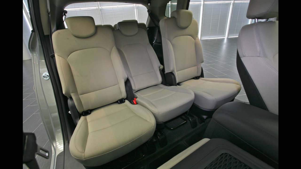 Kia Carens 2013: Novas imagens mostram detalhes do interior