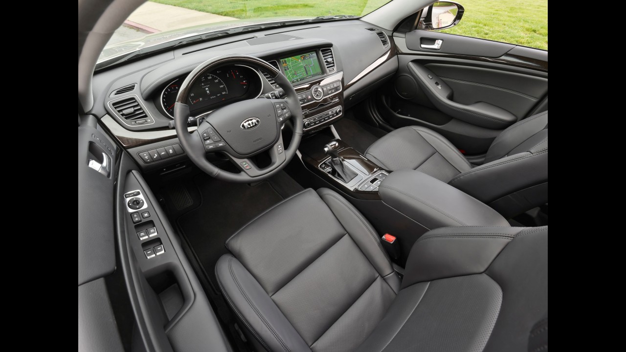 Kia Cadenza 2014 chega com visual renovado e preço de R$ 139.900