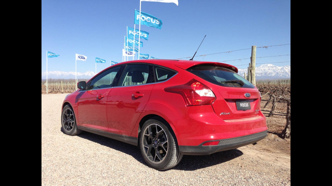Tira-teima hatches médios: VW Golf 1.4 TSI Highline ou Ford Focus 2.0 Titanium?