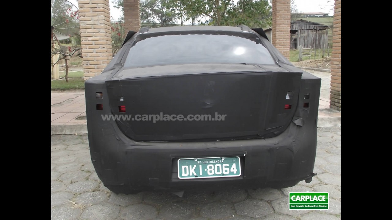 Novo Fiat Siena: Leitor flagra novo sedan camuflado - Veja fotos também do interior