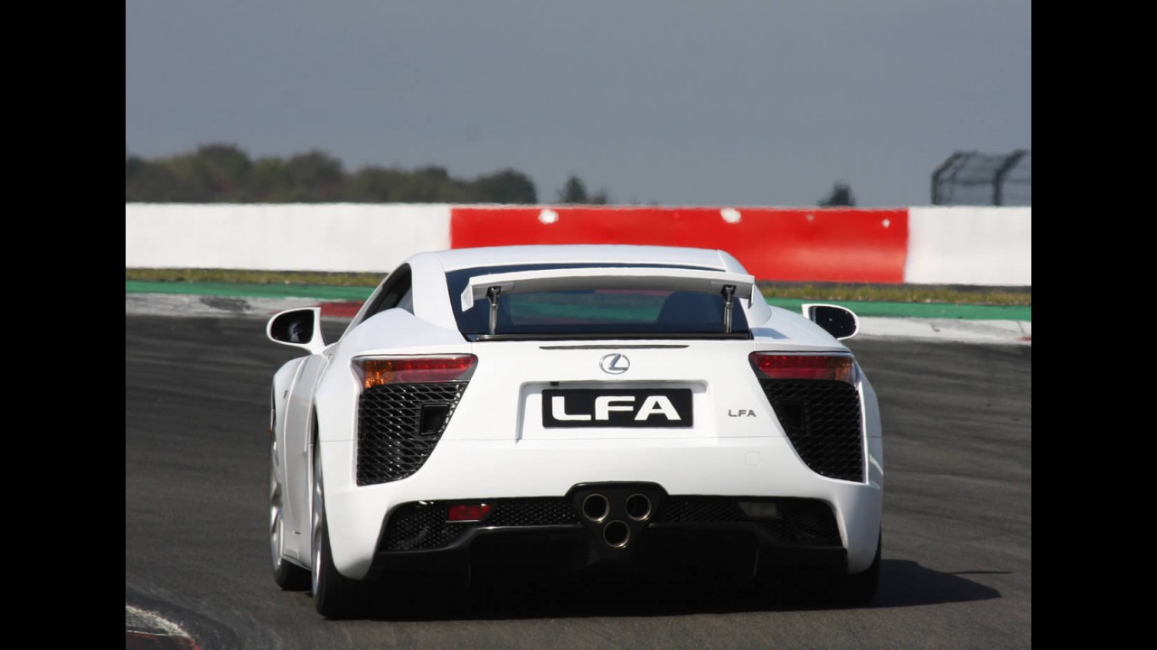 Lexus escolhe os "calçados" do LFA 2012