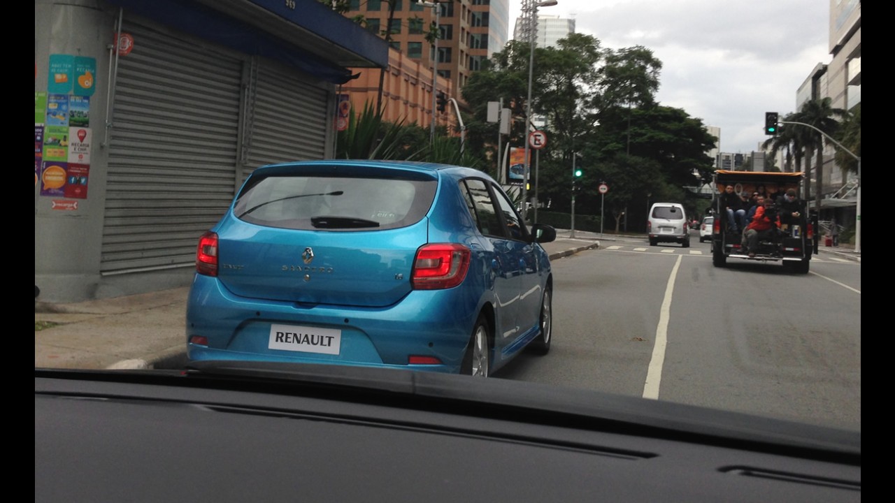 Exclusivo! Flagramos o novo Sandero 2015 na gravação de comercial