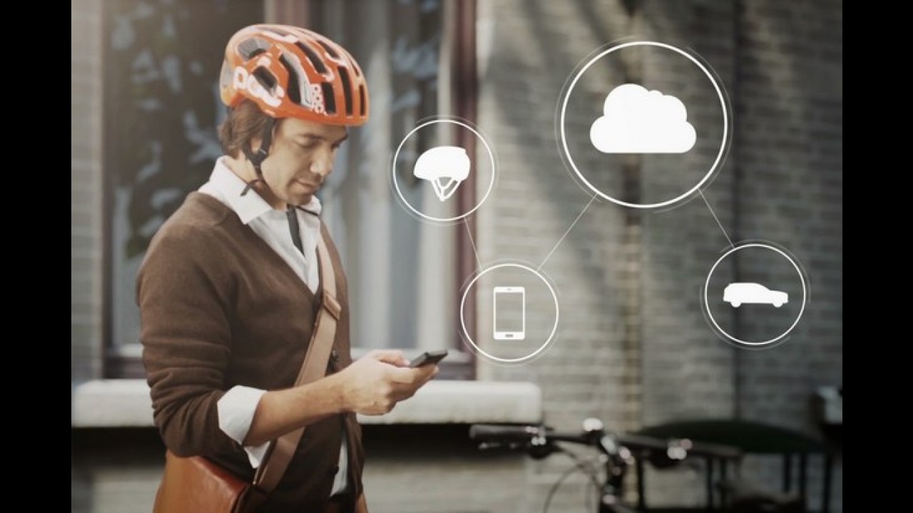 Volvo mostra capacete high tech que vai interligar carros e ciclistas
