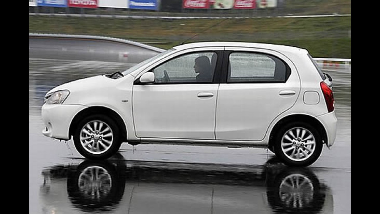 Toyota Etios Liva: Futuro hatch brasileiro é flagrado em versão definitiva na Índia