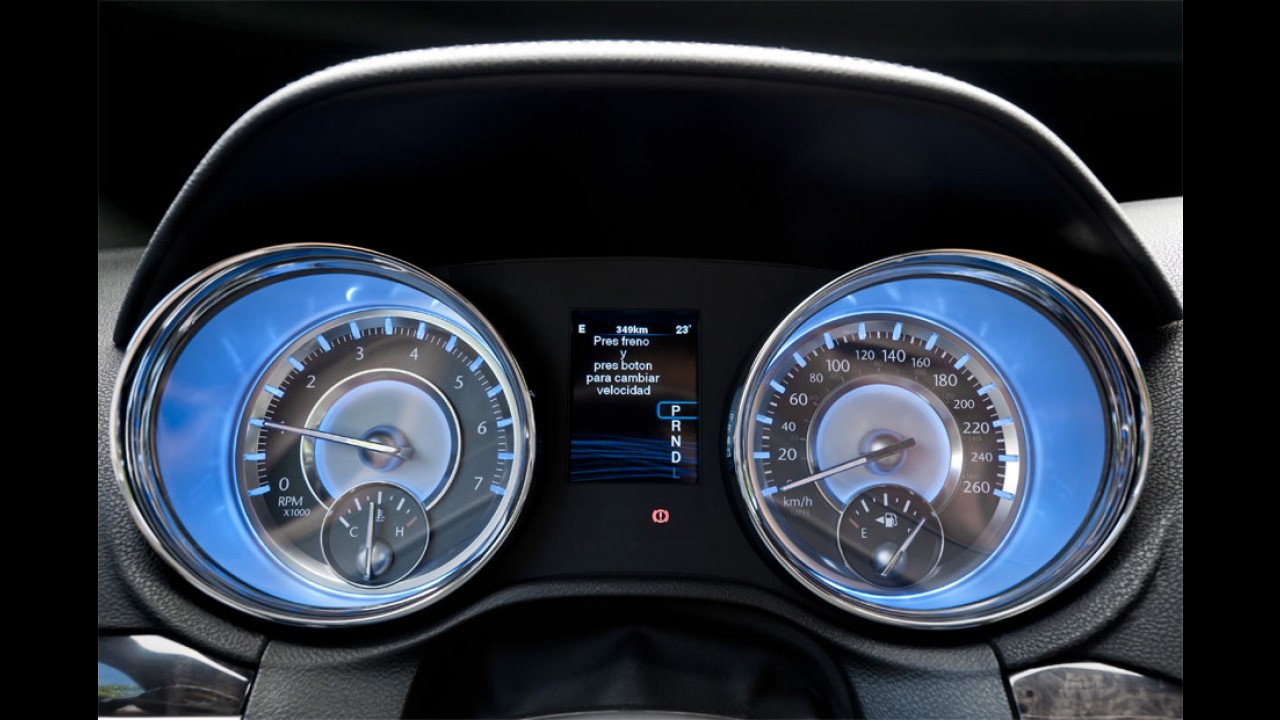 Novo Chrysler 300C é lançado oficialmente no Brasil custando a partir de R$ 179.900