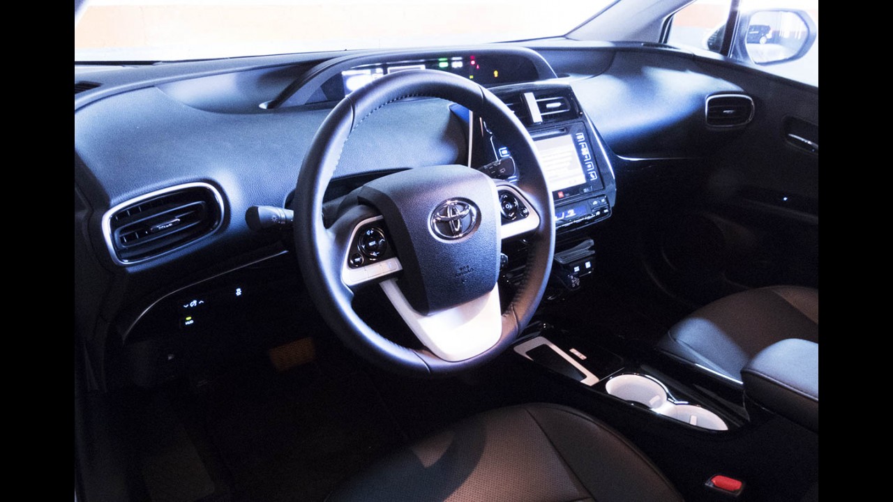Teste CARPLACE: Futurista e mega eficiente, novo Toyota Prius é o Corolla de amanhã