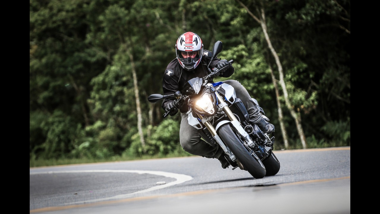 Avaliação exclusiva: já aceleramos a nova BMW F800R 2015