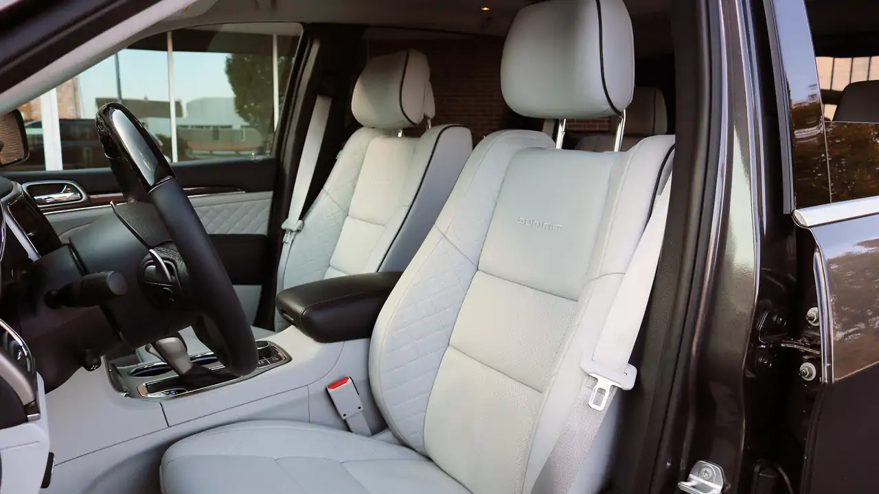 2017 Jeep Grand Cherokee Summit Interior | Cabinets Matttroy