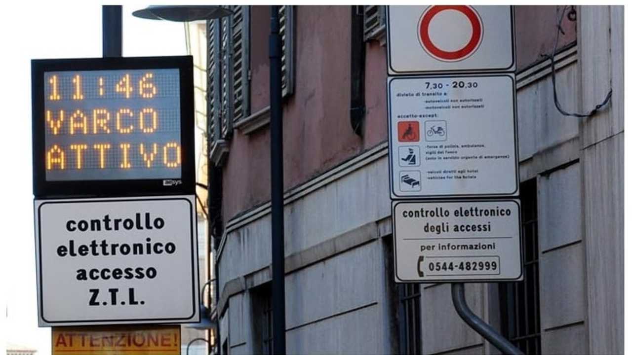 Auto elettriche a Ravenna, accesso ZTL, strisce blu e altre agevolazioni