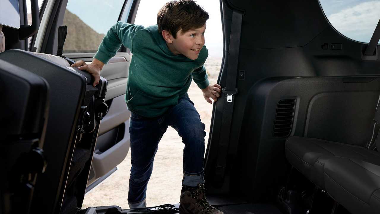 Chevrolet Tahoe, посадка на третий ряд версии с диваном