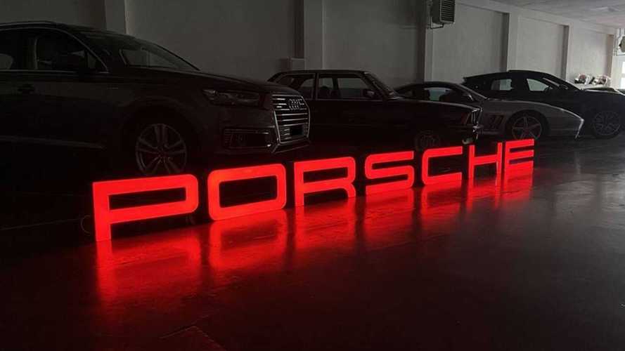 Este cartel luminoso, de un concesionario Porsche, está a la venta