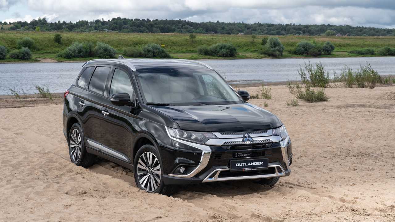 Mitsubishi Outlander (2020) выехал на пляж
