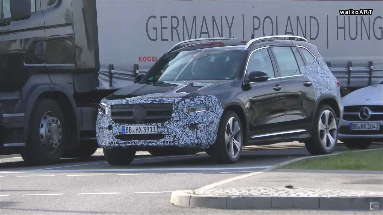Скриншот 2020 Mercedes GLB из шпионского видео