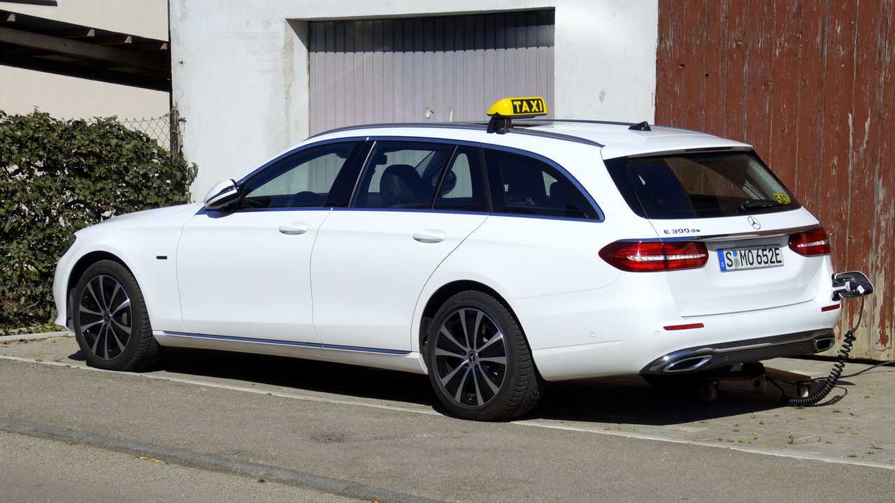 Mercedes-Benz E300 DE plug in hybrid taxi roadside charging in Merklingen Germany