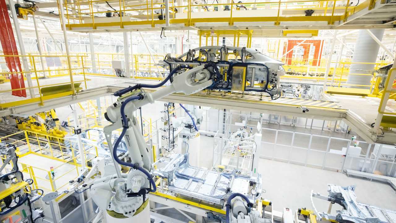 La Zeekr 001 entra in produzione