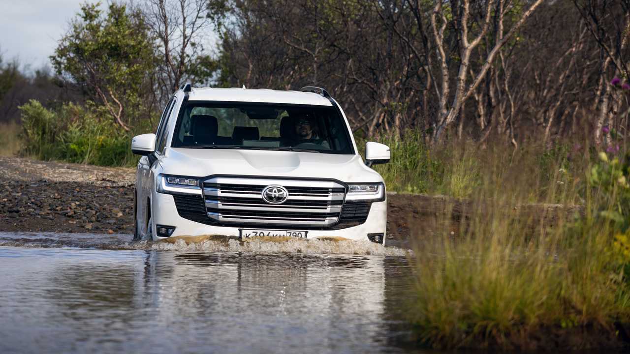 Toyota Land Cruiser 300 «Комфорт+» преодолевает брод