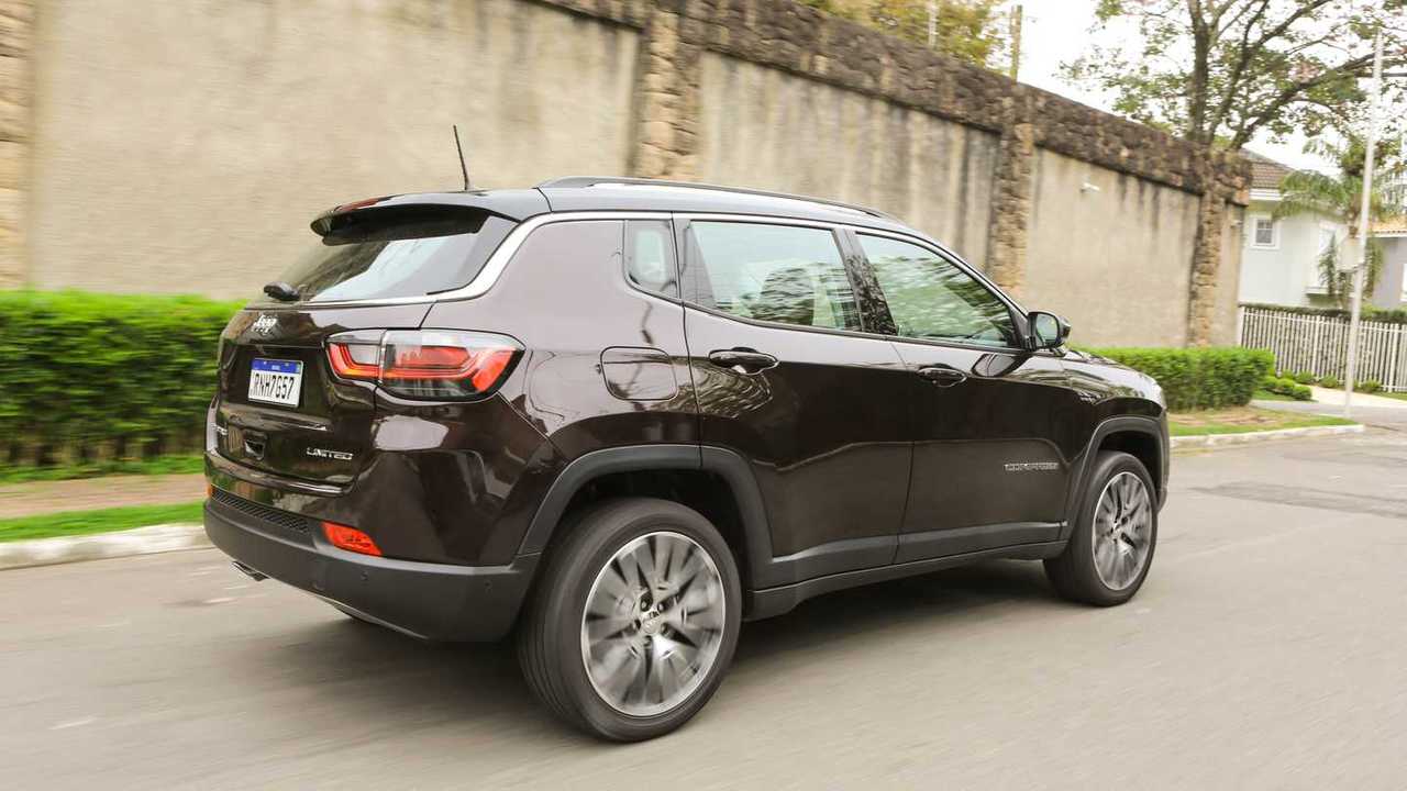 Traseira em movimento do Jeep Compass Limited TD350 2022