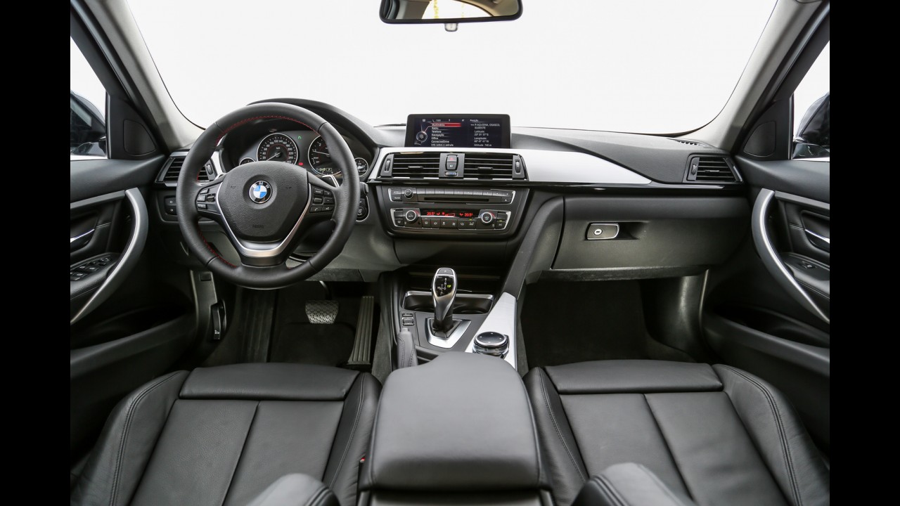 Teste CARPLACE: Mercedes C250 desafia BMW 328i pelo posto de referência