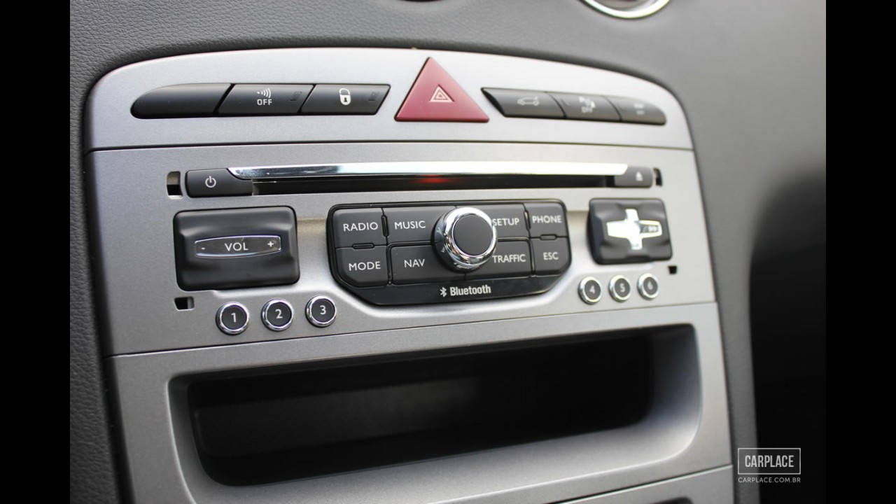 Garagem CARPLACE: Itens de série e detalhes do acabamento interno do Peugeot 408 1.6 THP